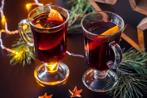 Festive mulled wine on the snow.Holiday decorations, pine twigs. — Stock Photo, Image