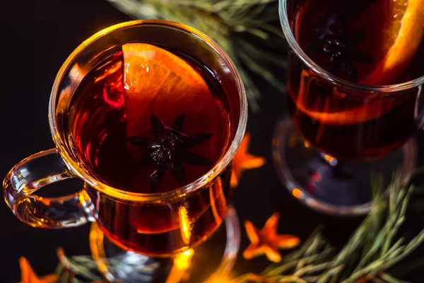 Festive mulled wine on the snow.Holiday decorations, pine twigs. — Stock Photo, Image