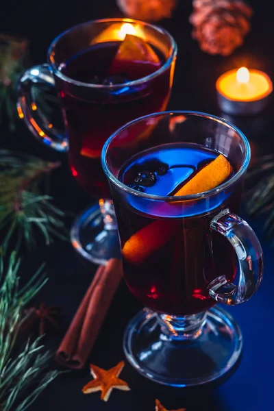 Festive mulled wine on the dark background.Holiday decorations, cones, pine twigs. — Stock Photo, Image