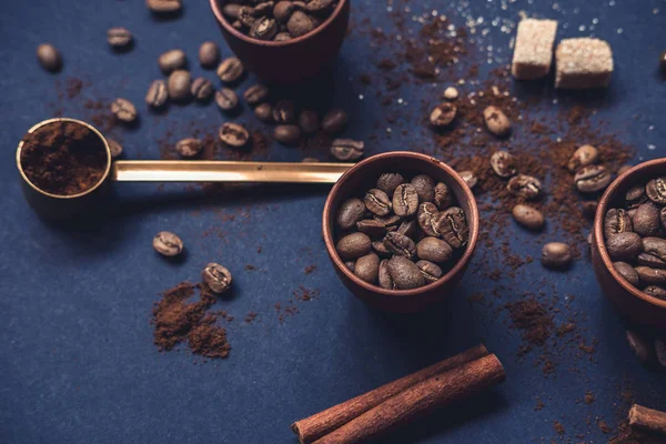 Coffee Beans Ceramic Cups Ground Coffee Dark Background Top View — Stock Photo, Image