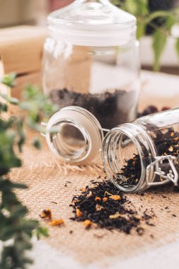 Siyah çay cam kavanozda doğal katkı maddeleri ile