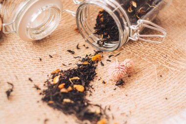 Siyah çay cam kavanozda doğal katkı maddeleri ile