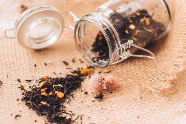 Siyah çay cam kavanozda doğal katkı maddeleri ile