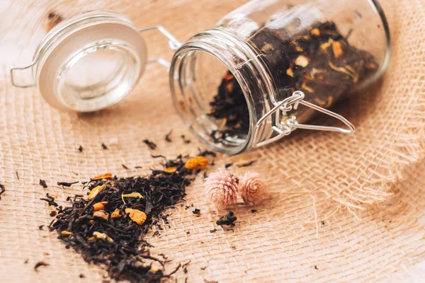 Siyah çay cam kavanozda doğal katkı maddeleri ile