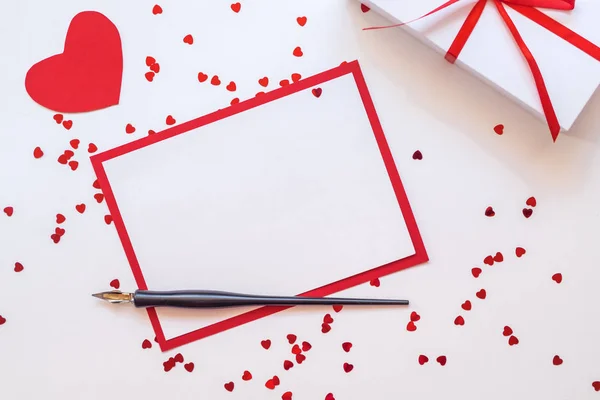Открытка на день Святого Валентина на заднем плане с красными сердцами, вид сверху — стоковое фото