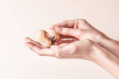 Vücut ve cilt yağı hafif bir arka plan üzerinde güzel bakımlı bayanlar elle. Kış döneminde yağı cilt için besleyici.