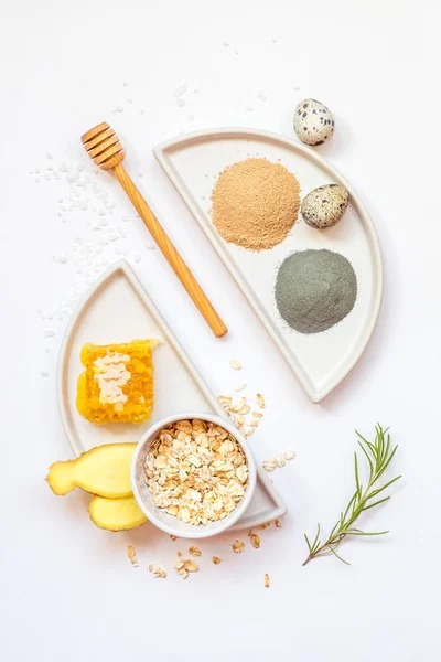 Conjunto minimalista de ingredientes para hacer cosméticos naturales orgánicos caseros. Vista superior, plano — Foto de Stock