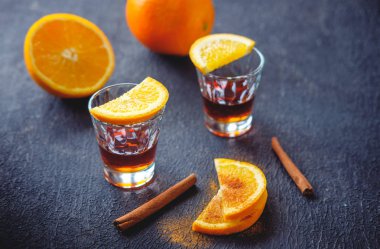 ROM ve portakal dilimleri tarçın ile bir çerez olarak serpilir.