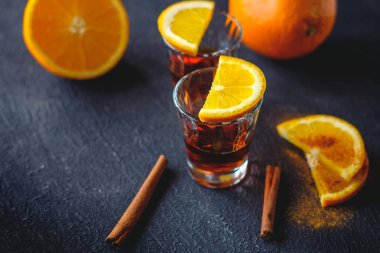 ROM ve portakal dilimleri tarçın ile bir çerez olarak serpilir.