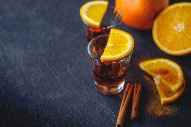 ROM ve portakal dilimleri tarçın ile bir çerez olarak serpilir.