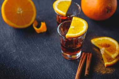 ROM ve portakal dilimleri tarçın ile bir çerez olarak serpilir.