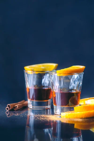 Rum and orange slices sprinkled with cinnamon as a snack — Stock Photo, Image