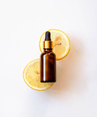 Taze limon limon uçucu yağ üzerinde beyaz bir arka plan ile. Üstten Görünüm