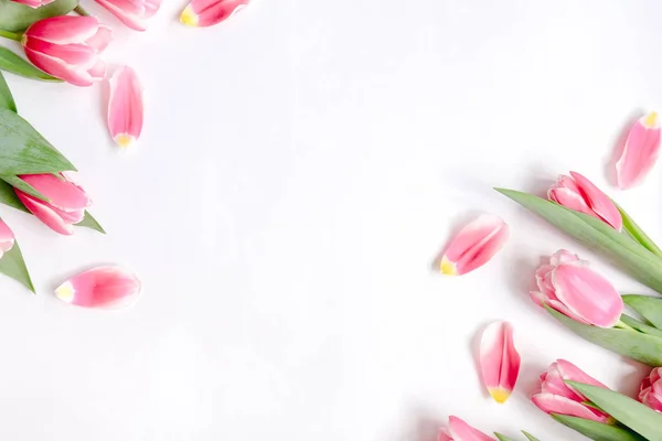 Σύνθεση Των Λουλουδιών Πλαίσιο Κατασκευασμένο Από Ροζ Τουλίπες Λουλούδια Λευκό — Φωτογραφία Αρχείου