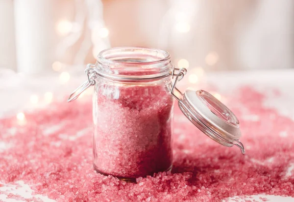 Rózsaszín tengeri só a jar a bokeh háttér — Stock Fotó