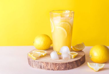Limonata. Taze limon ile iç. Limon suyu ve buz ile kokteyl.