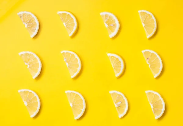 Vitamina C. Fette di limone su uno sfondo brillante. Modello di marchio di prodotti di bellezza. Uno stile di vita sano. Vista dall'alto . — Foto Stock