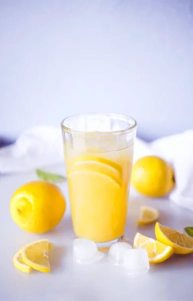 Limonada. Bebe con limones frescos. Cóctel de limón con jugo y hielo . —  Fotos de Stock