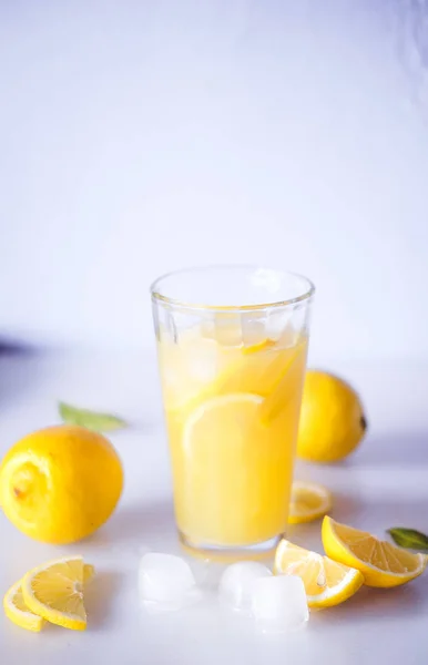 Limonada. Bebe con limones frescos. Cóctel de limón con jugo y hielo . —  Fotos de Stock