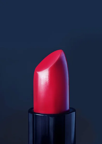 Läppstift. Fashion Red Lipstick över mörk bakgrund. — Stockfoto