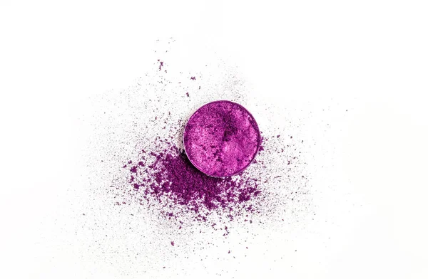 圆形调色板干碎紫色眼影作为化妆品样品隔离在白色背景 — 图库照片