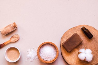 Sıfır atık doğal kozmetik ürünleri masada. Düz yatmak fotoğraf