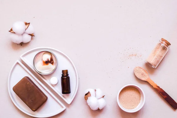 Productos cosméticos naturales de cero residuos en el escritorio. plano laico foto —  Fotos de Stock