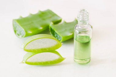Aloe vera özü ve hafif bir arka plan üzerinde parçalar. Organik Kozmetik