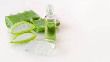 Aloe vera özü ve hafif bir arka plan üzerinde parçalar. Organik Kozmetik
