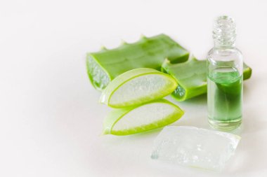 Aloe vera özü ve hafif bir arka plan üzerinde parçalar. Organik Kozmetik