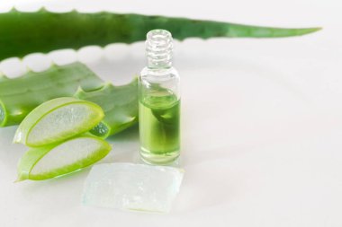 Aloe vera özü ve hafif bir arka plan üzerinde parçalar. Organik Kozmetik