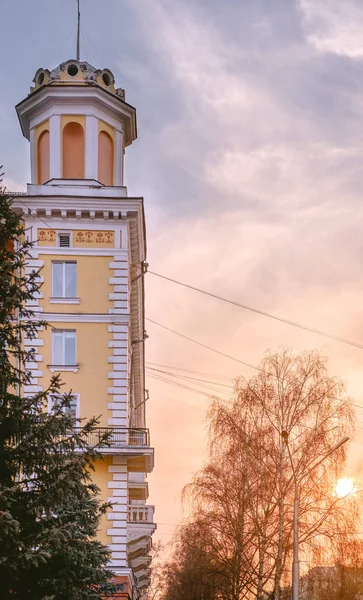 Νοσκουζσσκ, Ρωσία, 4 Μαΐου 2019: βραδινή θέα στους δρόμους του. — Φωτογραφία Αρχείου