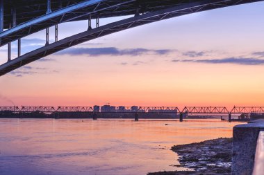 Novosibirsk, Rusya, 16 Mayıs 2019: Kommunalny Köprüsü veya Ob Nehri üzerindeki Oktyabrsky Köprüsü