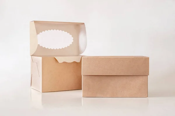 Boîte d'emballage de confiserie Kraft vierge maquillée. Conteneur, modèle d'emballage sur fond clair . — Photo