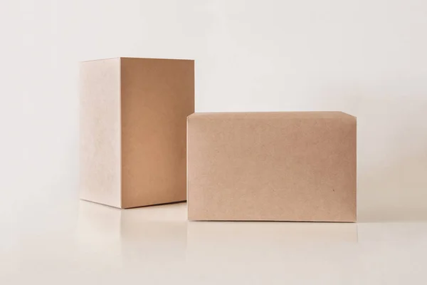Boîte de paquet Kraft vierge maquette. Conteneur, modèle d'emballage sur fond clair . — Photo