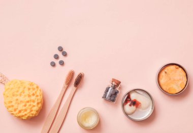 Katı Kremi, Dişli Sekmeler, Bambu Diş Fırçası, Doğal Yıkama Süngeri Ve Açık Renk Masada Preslenmiş Kuru Şampuan