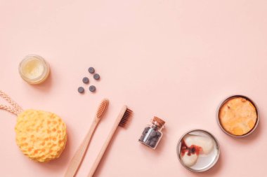 Katı Kremi, Dişli Sekmeler, Bambu Diş Fırçası, Doğal Yıkama Süngeri Ve Açık Renk Masada Preslenmiş Kuru Şampuan