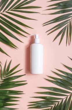 Yaratıcı minimalist kozmetik ambalaj plastik palmiye yaprakları ile alay. Marka ve etiket için maket.