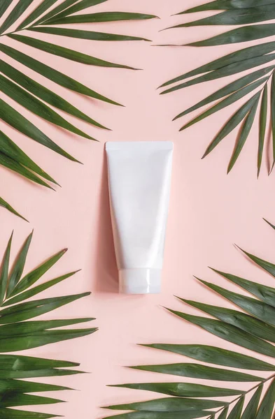 Yaratıcı minimalist kozmetik ambalaj plastik palmiye yaprakları ile alay. Marka ve etiket için maket.