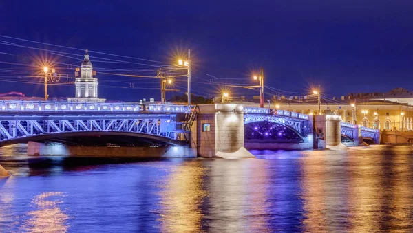 Rússia, São Petersburgo, 2 de junho de 2019: Palace Bridge, Old Saint Petersburg Stock Exchange e Kunstkamera — Fotografia de Stock