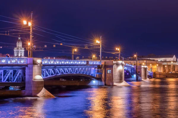 Rússia, São Petersburgo, 2 de junho de 2019: Palace Bridge, Old Saint Petersburg Stock Exchange e Rostral Columns — Fotografia de Stock