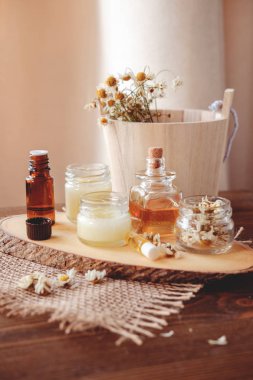 Cam bir kavanozda el kremi ve dudak kremi. Bal, balmumu ve yağları ile doğal organik kozmetik.