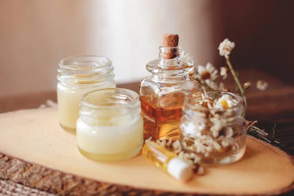Kézkrém és ajak balzsam egy üvegedénybe. Természetes szerves kozmetikumok mézzel, viasszal és olajokkal. — Stock Fotó