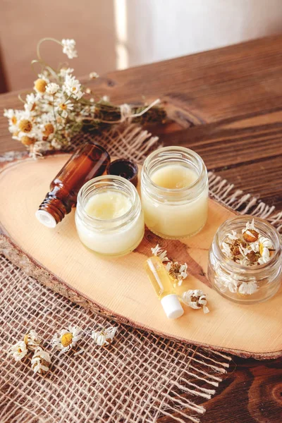 Crema de manos y bálsamo labial en un frasco de vidrio. Cosméticos orgánicos naturales con miel, cera y aceites . — Foto de Stock