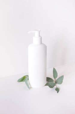 Hafif minimalist arka planda sahte bir şişe..