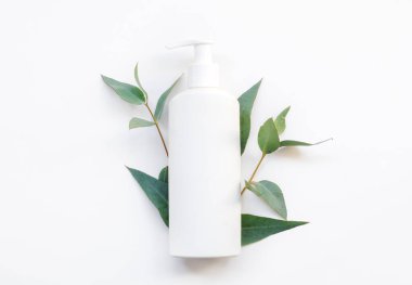 Doğal organik kozmetik ambalaj plastiği yapraklarla taklit edilir. Damgalamak için bir şişe. .