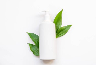 Doğal organik kozmetik ambalaj plastiği yapraklarla taklit edilir. Damgalamak için bir şişe..