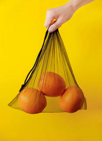 Malha Saco Compras Com Limões Fundo Amarelo — Fotografia de Stock