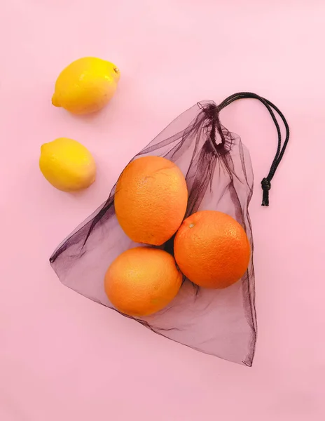 Shopping Bag Rete Con Limoni Sfondo Tela Rosa — Foto Stock