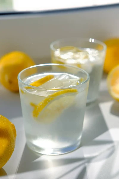 Agua Limón Con Limones Frescos Balance Agua Cuerpo —  Fotos de Stock
